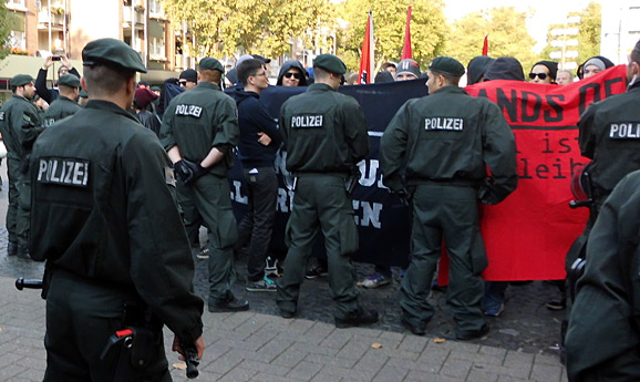 Pakt gegen Gewalt nach Überfall auf Parteistand