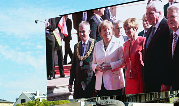 Ihr da drinnen, wir da draußen