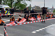 Klima-Extremisten bringen Radfahrerin zum Sturz