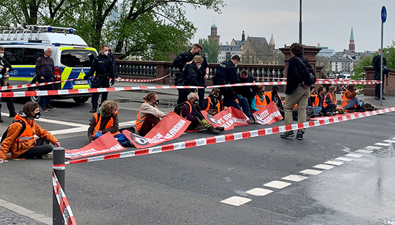 Klima-Extremisten bringen Radfahrerin zum Sturz