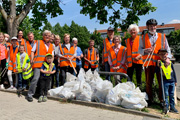 Groß und Klein sammeln Müll in Nieder-Eschbach