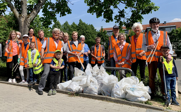 Groß und Klein sammeln Müll in Nieder-Eschbach