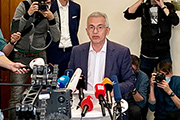 „Pattex-Feldmann“: Kein Rücktritt vom Amt