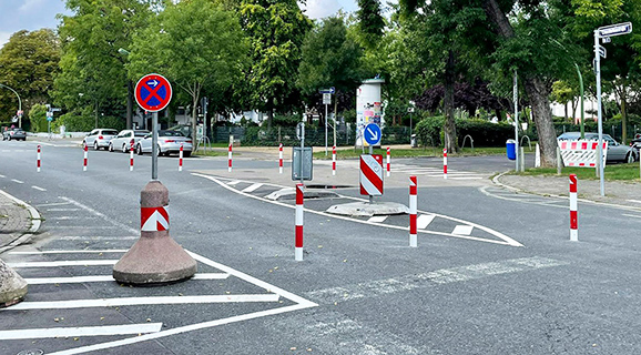 Poller in Cronstettenstraße sofort wieder beseitigen