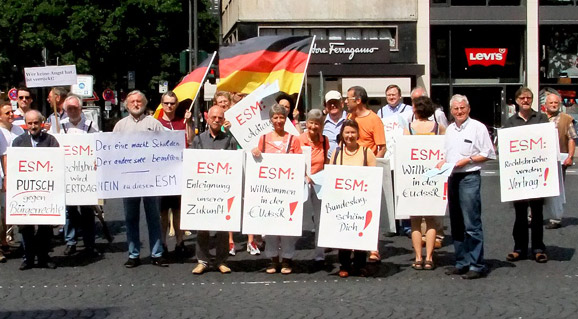 Erster Protest gegen Bundestags-Ja zu ESM, Fiskalpakt und Merkels neuer Kapitulation