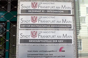 Die moralische Supermacht und das leidige Geldproblem
