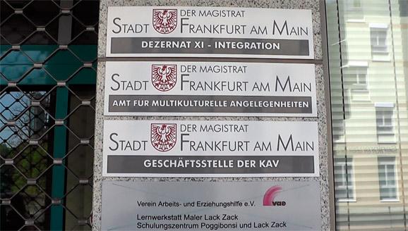 Die moralische Supermacht und das leidige Geldproblem