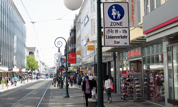 Die Zeil in Frankfurt ist keine reine Fußgängerzone (mehr)