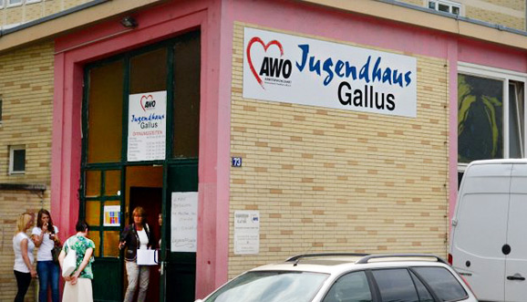 Videokamera, Schließanlage und - Gespräche