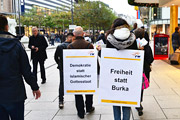 Grundgesetzwerbung unter Polizeischutz in Frankfurt