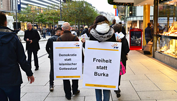 Grundgesetzwerbung unter Polizeischutz in Frankfurt
