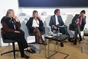 Gespenstische Diskussion vor leeren Rängen