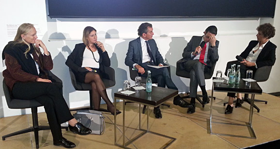 Gespenstische Diskussion vor leeren Rängen
